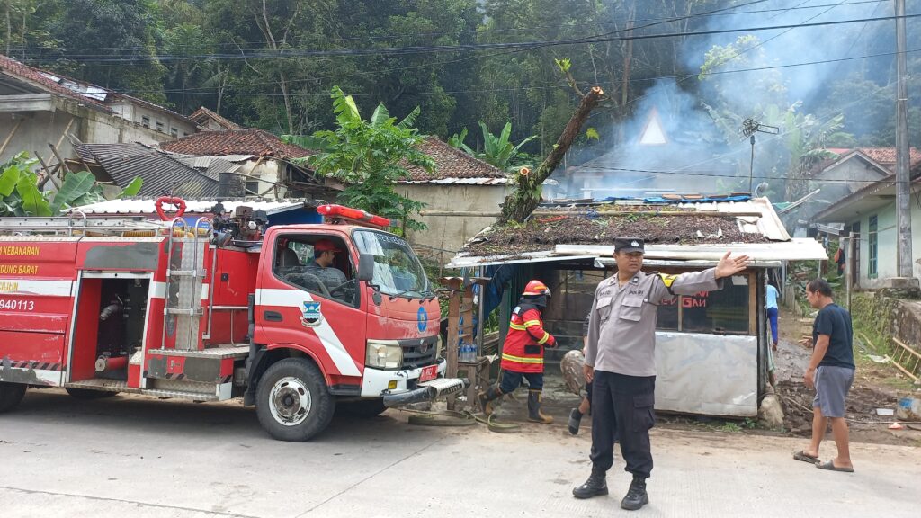 Warta Bandung Barat | Satu Orang Terluka Akibat Kebakaran Warung Kelontong di Desa Batulayang Cililin