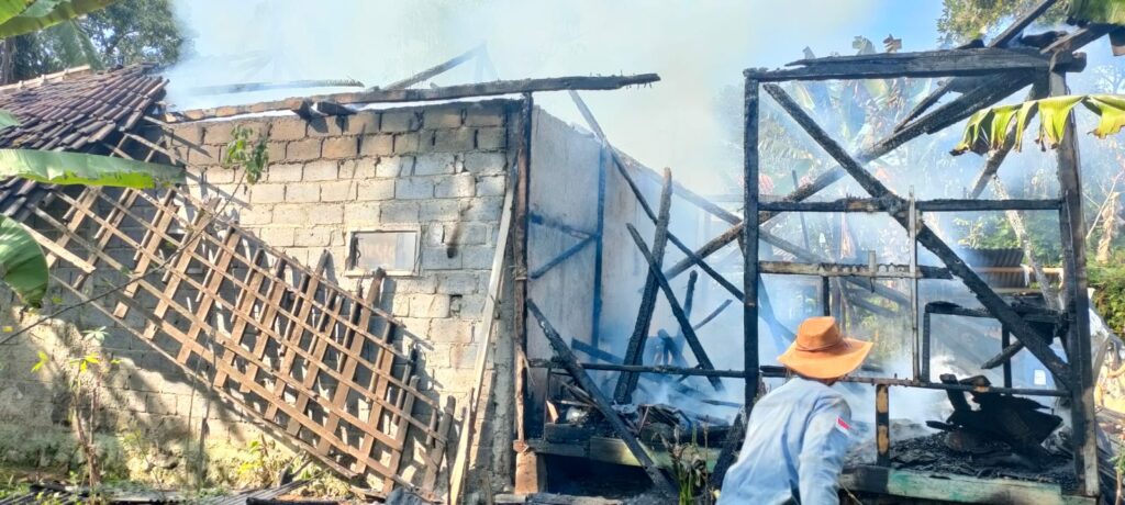 Warta Bandung Barat | Ditinggal Kosong dengan Tungku Masih Menyala, Rumah Pasangan Lansia di Cipongkor Rata dengan Tanah