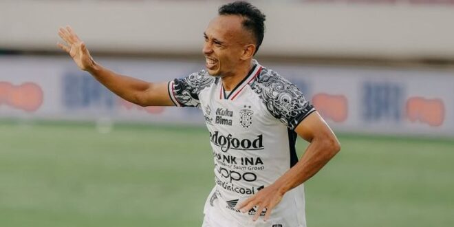 Warta Bandung Barat | Irfan Jaya Bongkar Gawang Persebaya 4 Kali, Ini Motivasinya Balas Dendam di Liga 1!
